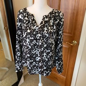 WORTHINGTON black/white design blouse. Size M